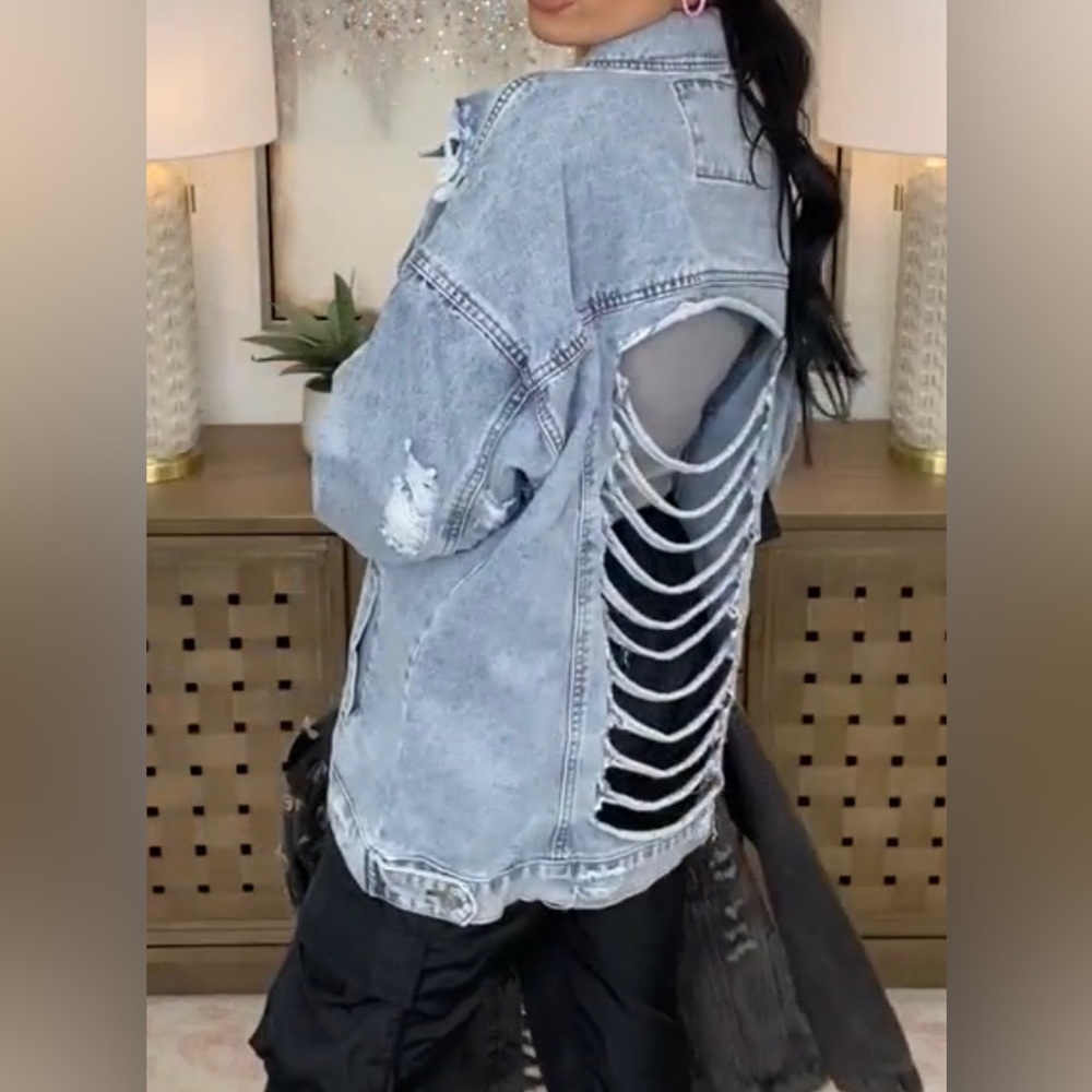 Fantastic Fawn woman’s distressed oversized denim jacket. Charcoal. Size M. - Picture 4 of 5